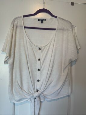 Cable & Gauge White Button-Front Tie Hem Top